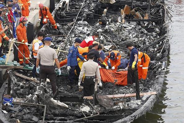 Endonezya'da teknede yangın: 23 ölü